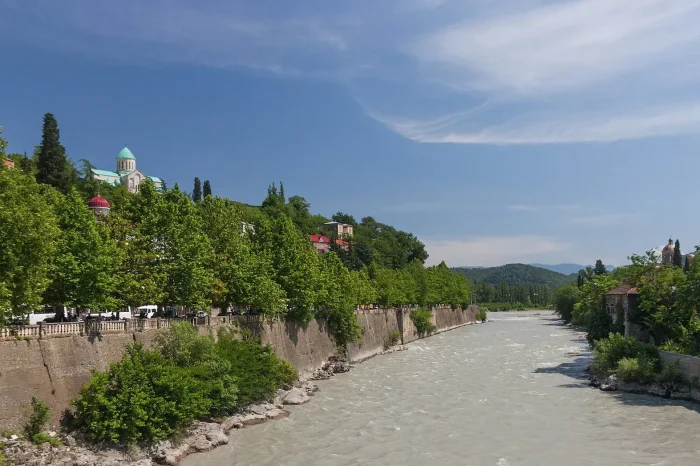 Kutaisi Half-Day — Bagrati, the Green Bazaar and the Rioni