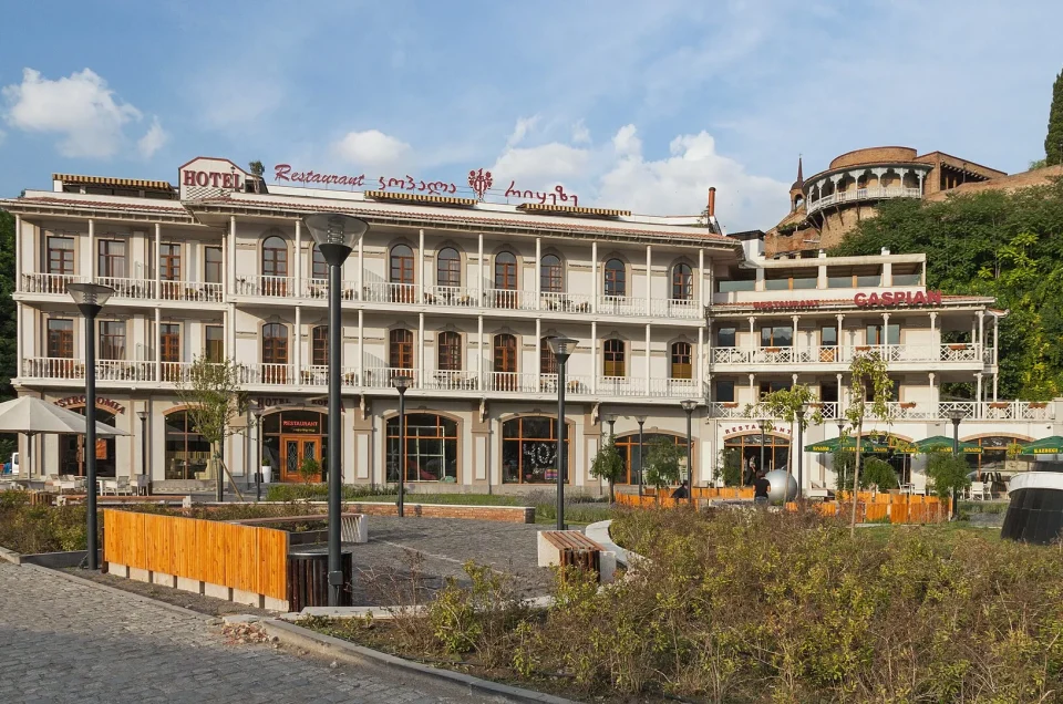 Tipping in Georgia: restaurants, guides, drivers, hotels
