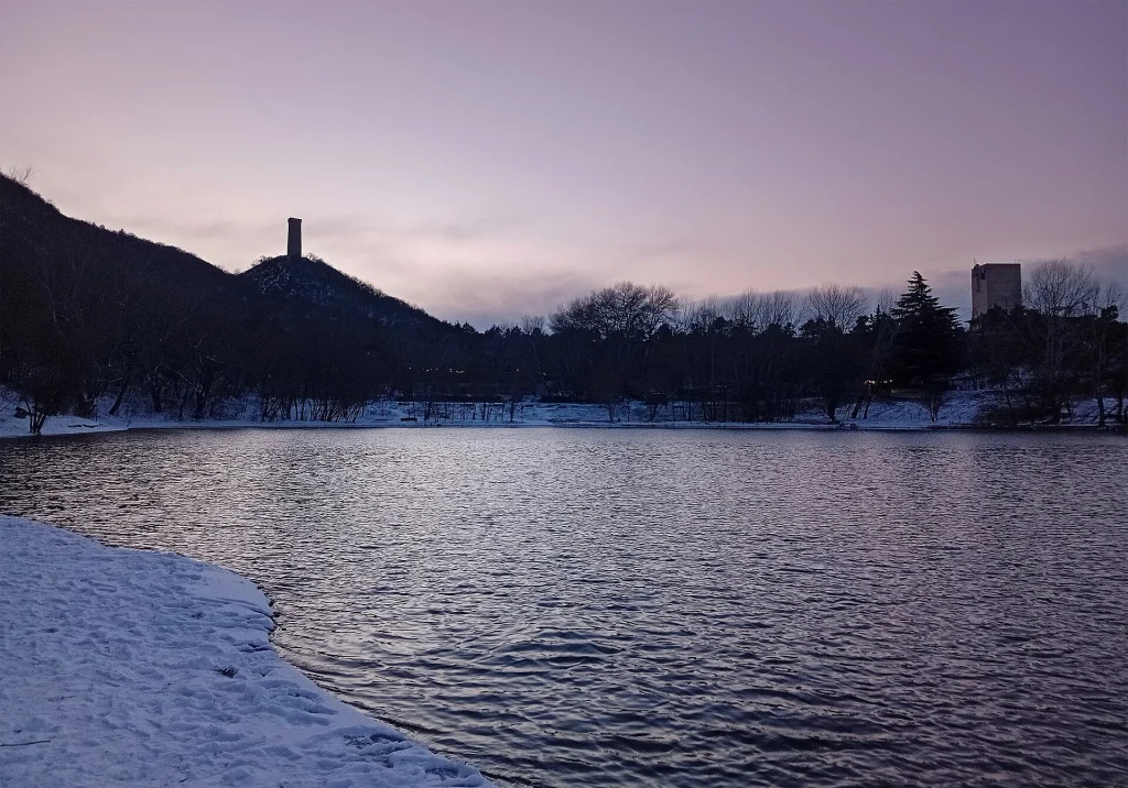 Snowfall at Turtle Lake in Tbilisi, showing the city's mild winter cover.