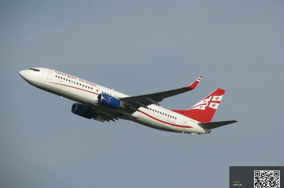 Самолёт Boeing 737 авиакомпании Georgian Airways в полёте — перевозчика, открывающего новый маршрут.