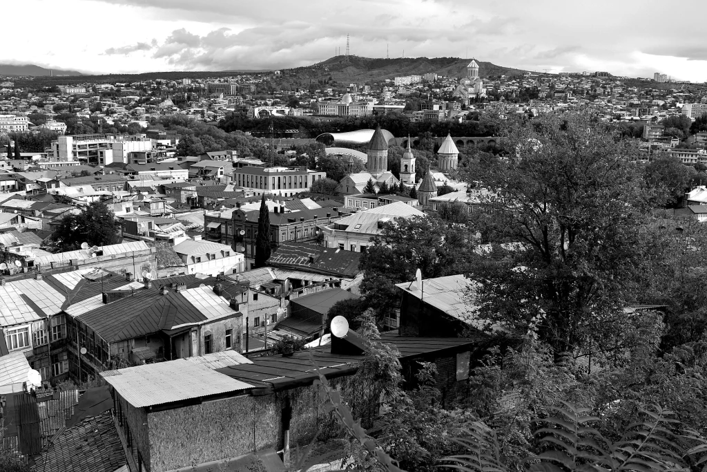 Панорама Старого Тбилиси с историческими крышами и церквями грузинской столицы.