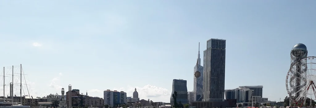 Панорама Батуми на берегу Чёрного моря — ещё один грузинский город, популярный среди удалённых работников.