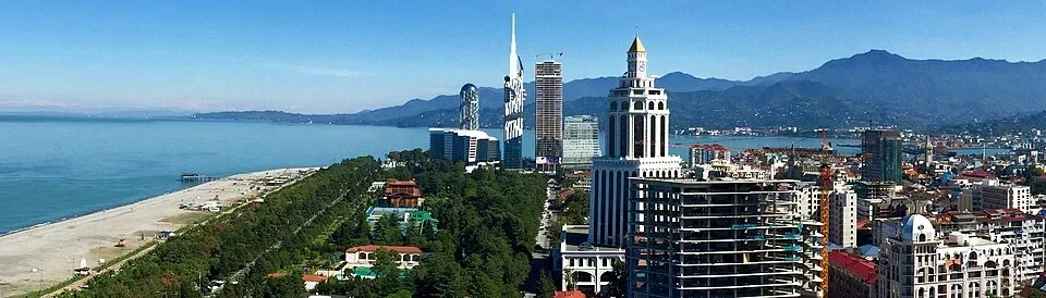 Панорама горизонта Батуми — города, принимающего международный кинофестиваль.