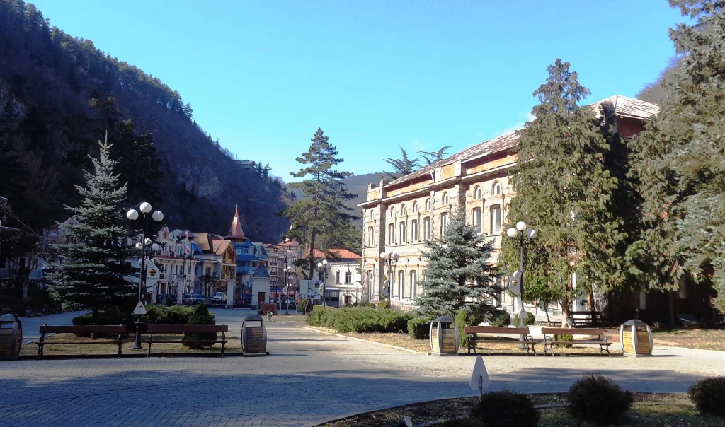 A town park entrance with historic buildings, typical of Georgia's pleasant public spaces travellers encounter.