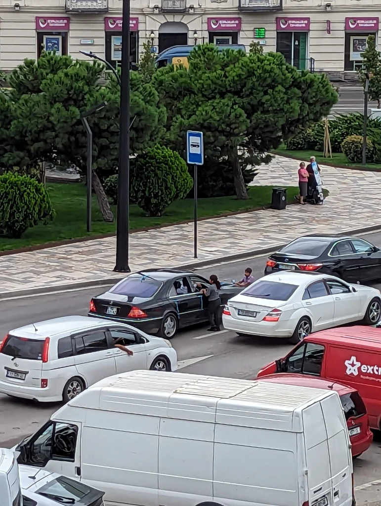 Улица в Авлабари, Тбилиси, повседневная общественная жизнь в Грузии.