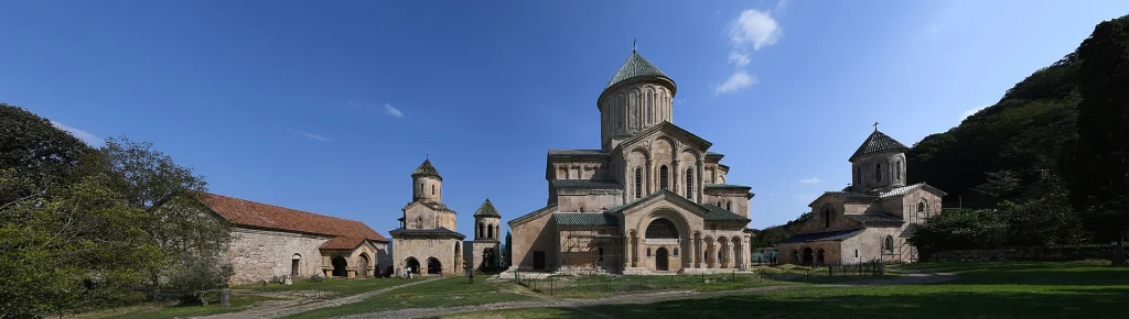 Панорамный вид на комплекс монастыря Гелати, объект Всемирного наследия ЮНЕСКО в Грузии.