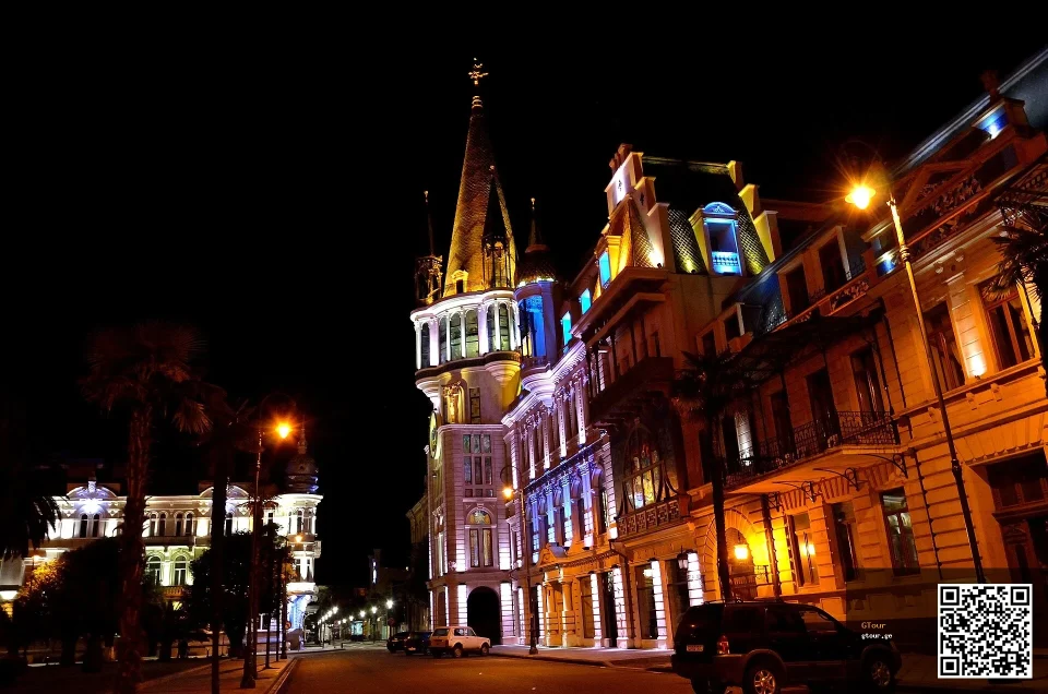 Ночной вид на старый город Батуми, где прошёл концерт Batumi Festival.
