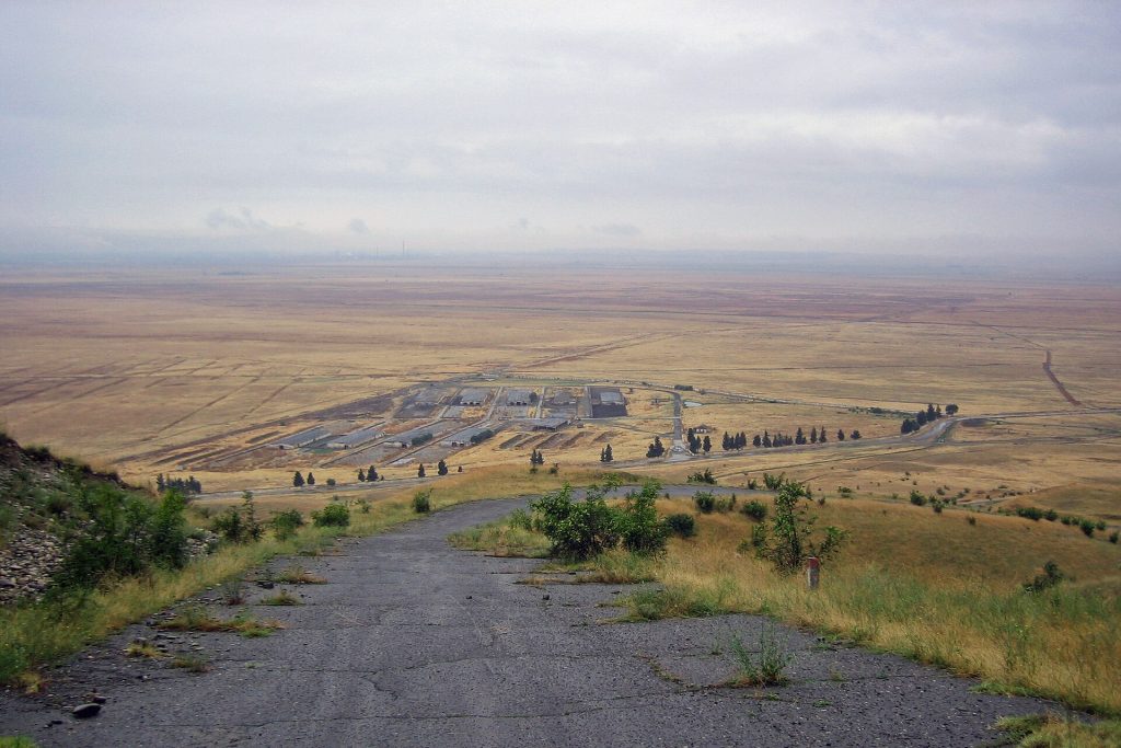 The dry Kvemo Kartli plain near Gardabani, the region where Satskhenisi village lies.