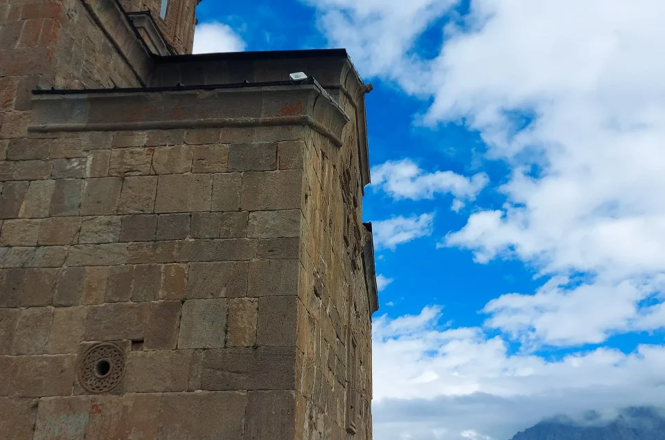 What should you wear to visit churches and monasteries in Georgia?