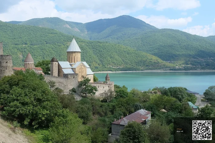 Tbilisi to Kazbegi (Stepantsminda) — Private Transfer with Stops