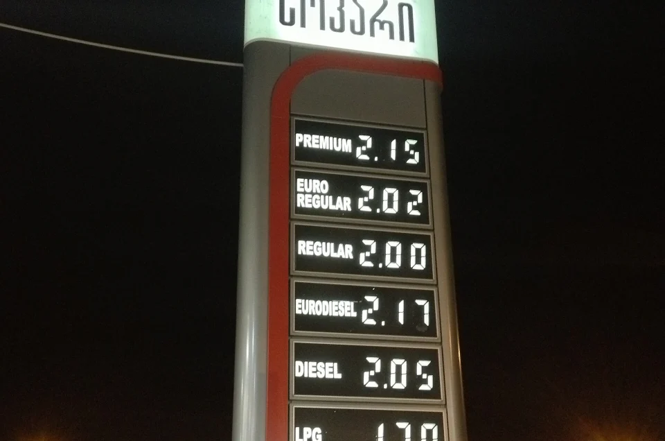 Parking, fuel and EV charging in Georgia