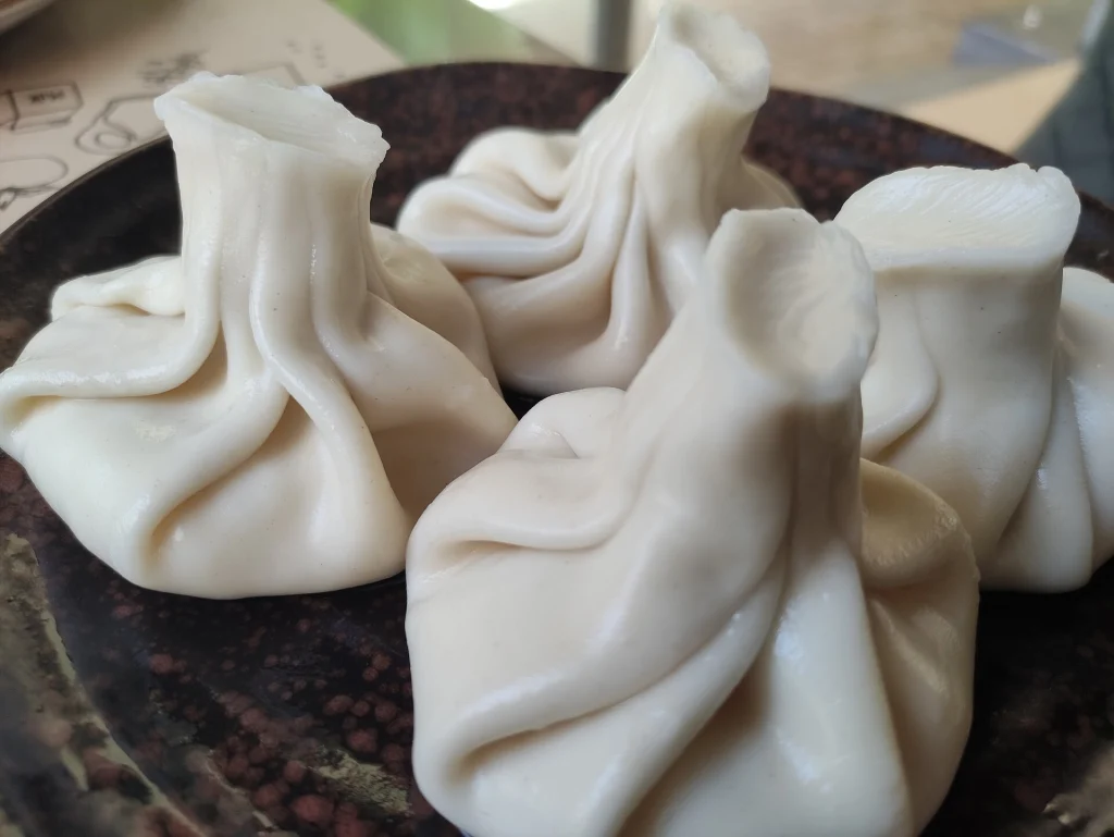 Khinkali, Georgia's iconic dumplings, a dish Honduran travellers should try while visiting.