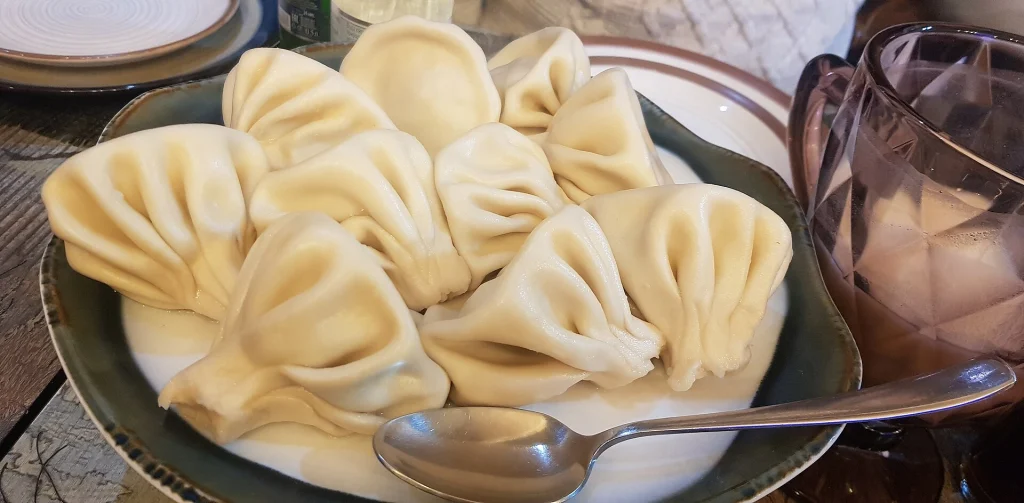 A plate of khinkali dumplings served in Gyumri, in the Georgian culinary tradition.