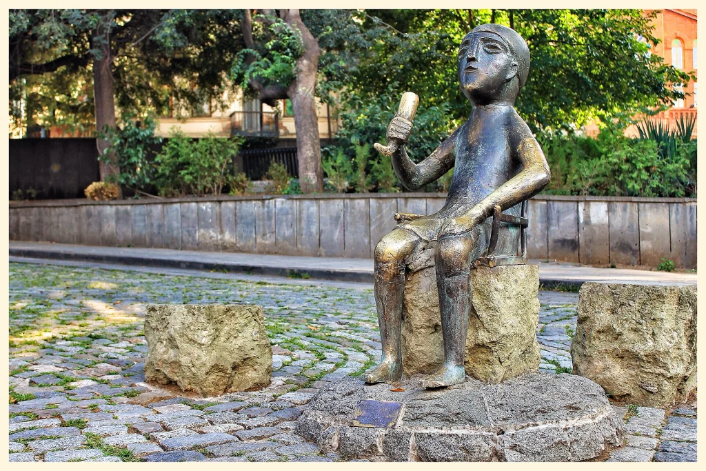 Bronze Tamada statue in Tbilisi, symbol of Georgia's toastmaster tradition and wine culture.