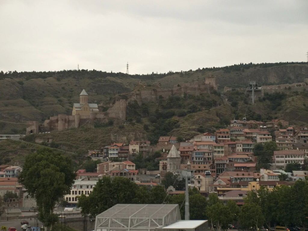 Панорама старого Тбилиси с крепостью Нарикала и линией канатной дороги над городом.