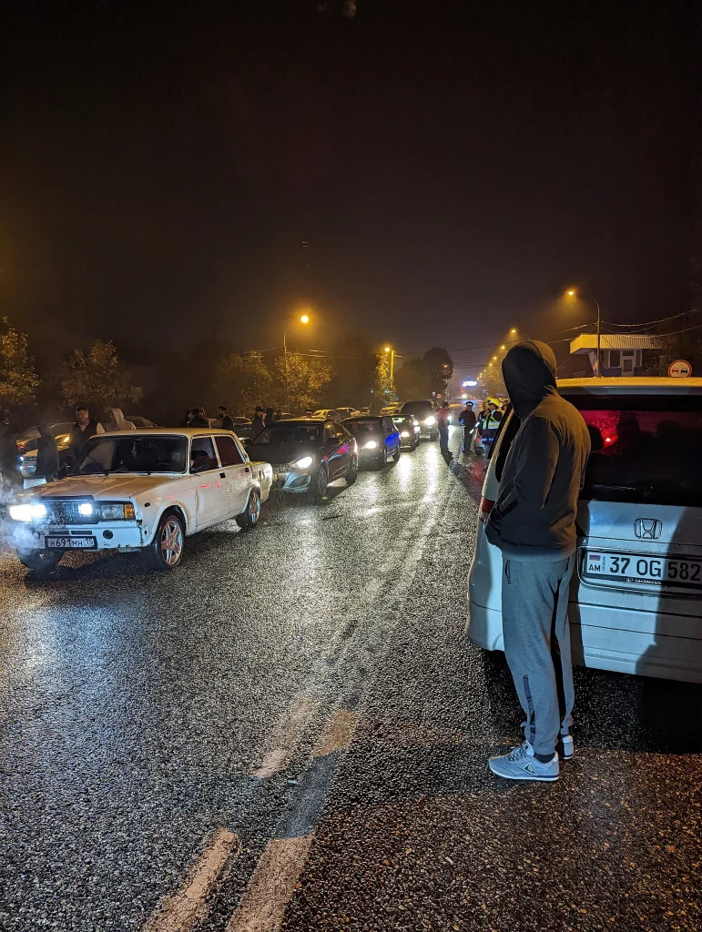 A long traffic jam of cars heading toward the Verkhny Lars crossing with Russia.