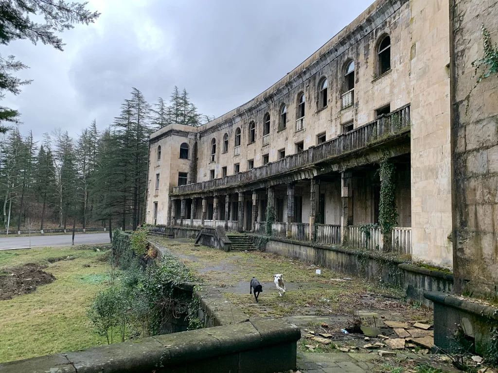 Заброшенное здание санатория советской эпохи в Цхалтубо, которое посещают во время однодневных поездок из Кутаиси.