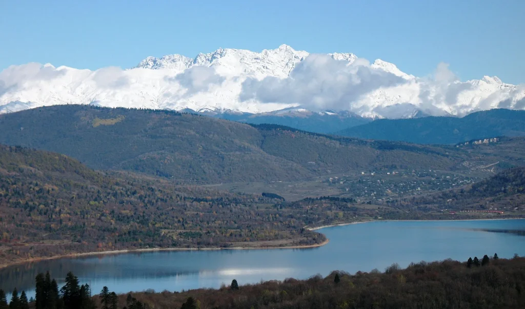 Racha in a Day — Shaori Lake, Nikortsminda and Khvanchkara — G Tour itinerary
