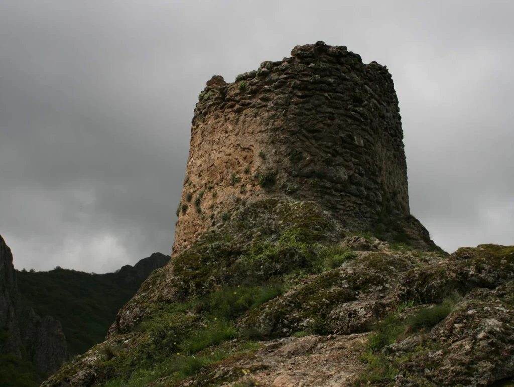 The Sheupovari tower perches atop a Birtvisi limestone crag, showcasing the area's vertical rock walls.