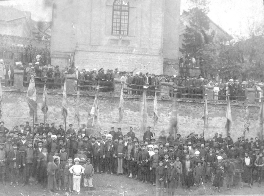 Historic 1895 photograph of a crowd gathered in Tiflis for Krtsanisi war commemoration rites.